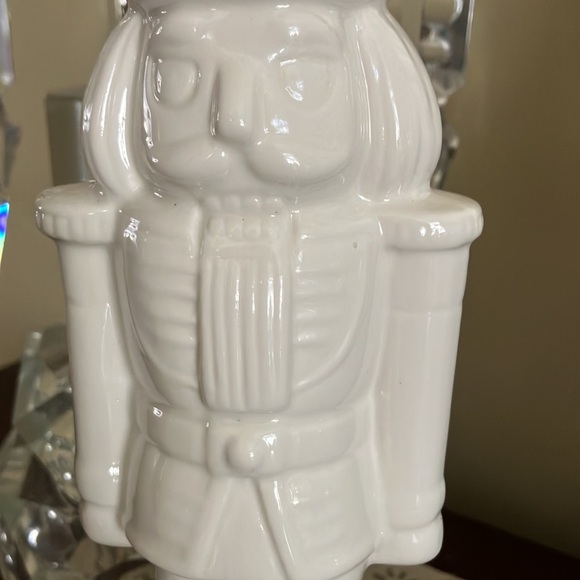 PAIR Winter White Blanc Ceramic Nutcrackers Toy Soldiers - Picture 7 of 10